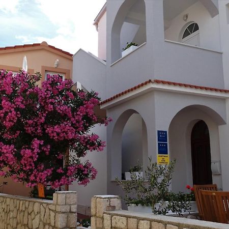 Apartments By The Sea Pag - 16100 Pag Town Exterior photo