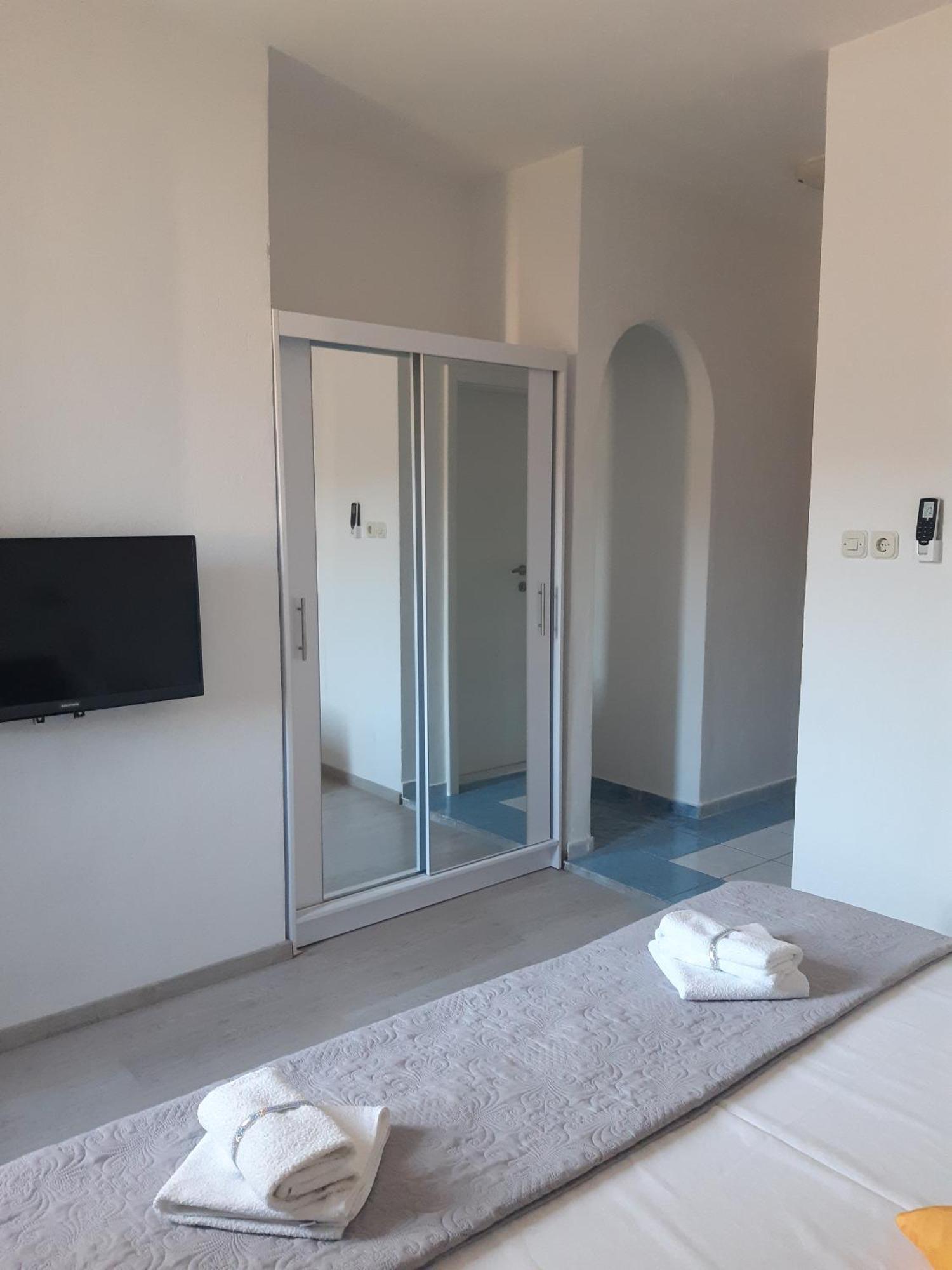 Apartments By The Sea Pag - 16100 Pag Town Room photo